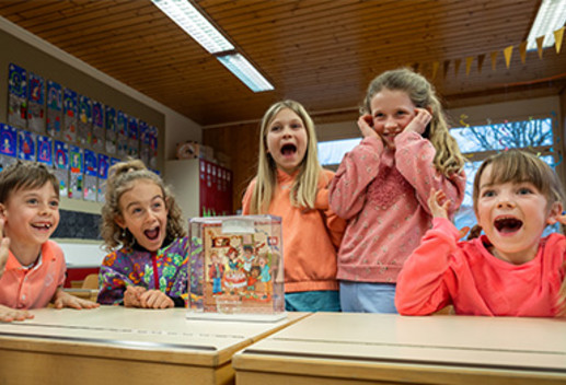 Kinder halten sich die Ohren zu, als der Rauchmelder Alarm schlägt.
