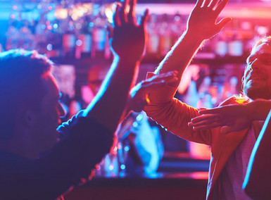 Personen feiern in einem Club