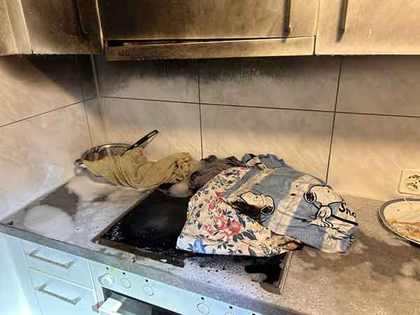 Auf dem Kochherd liegen verbrannte Tücher und Löschschaum.
