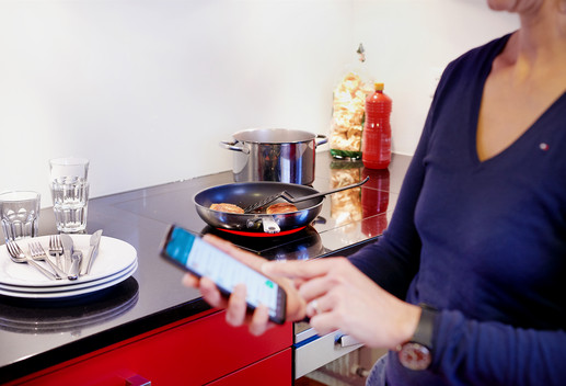 Eine Frau schaut auf ihr Mobiltelefon