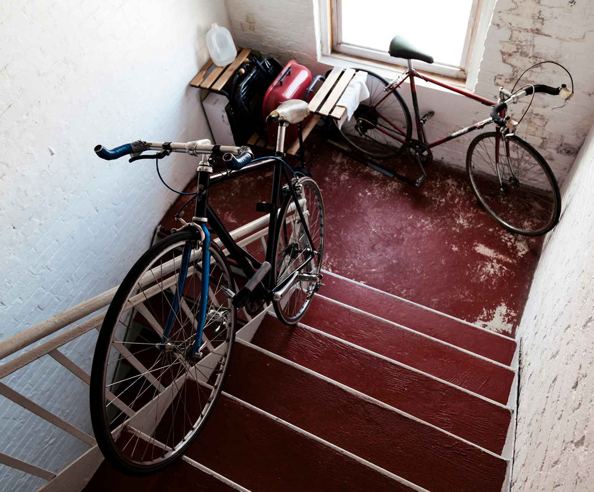 Ein mit Fahrrädern verstelltes Treppenhaus